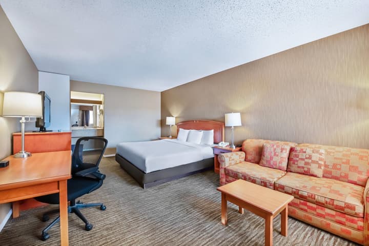 Econo Lodge Inn & Suites North Vancouver