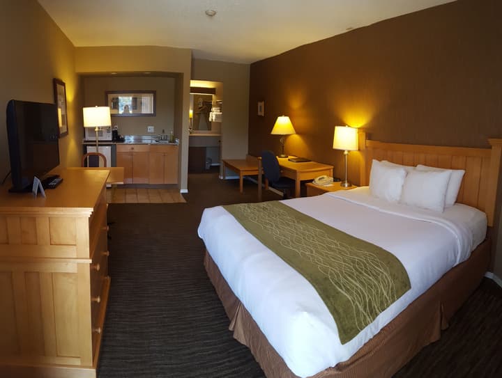Econo Lodge Inn & Suites North Vancouver