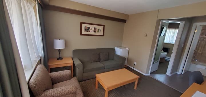 Econo Lodge Inn & Suites North Vancouver