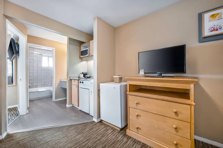 Econo Lodge Inn & Suites North Vancouver