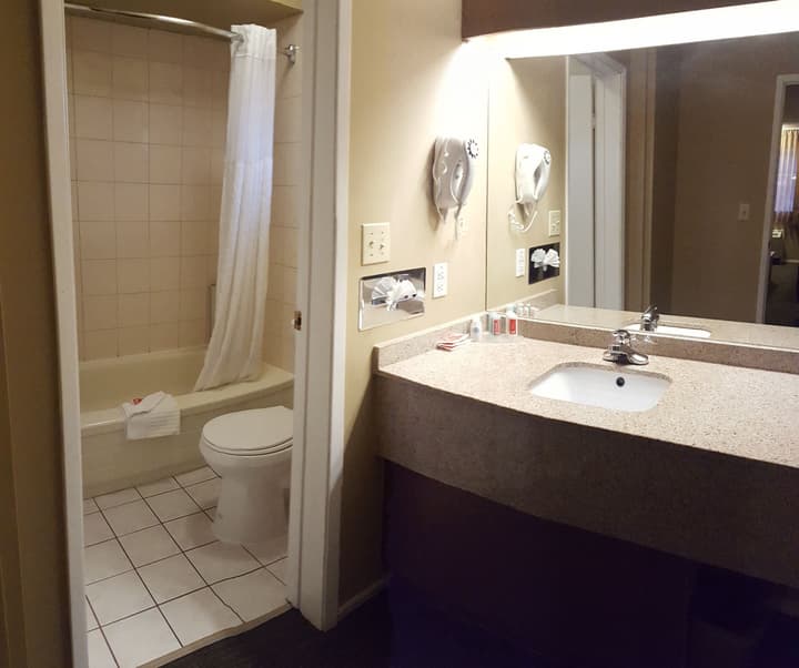 Econo Lodge Inn & Suites North Vancouver