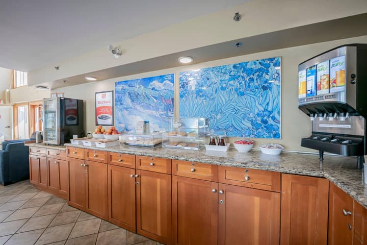 Econo Lodge Inn & Suites North Vancouver
