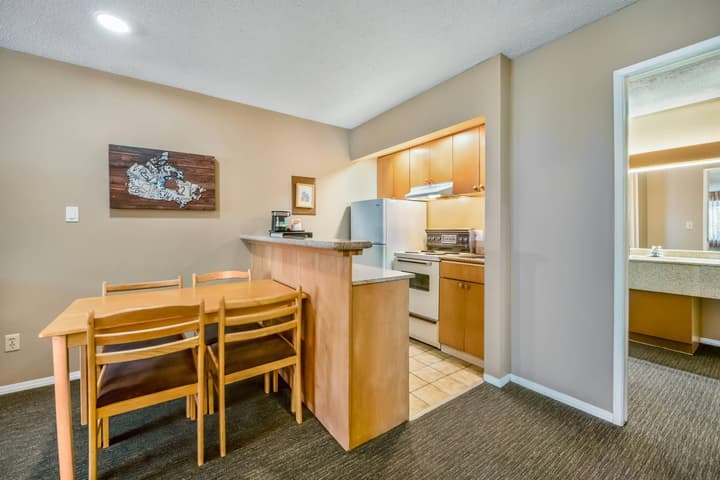 Econo Lodge Inn & Suites North Vancouver