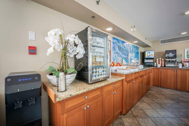 Econo Lodge Inn & Suites North Vancouver