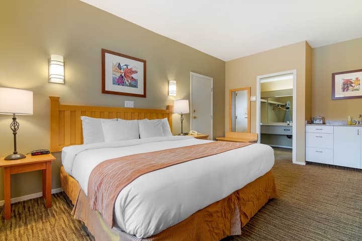 Econo Lodge Inn & Suites North Vancouver