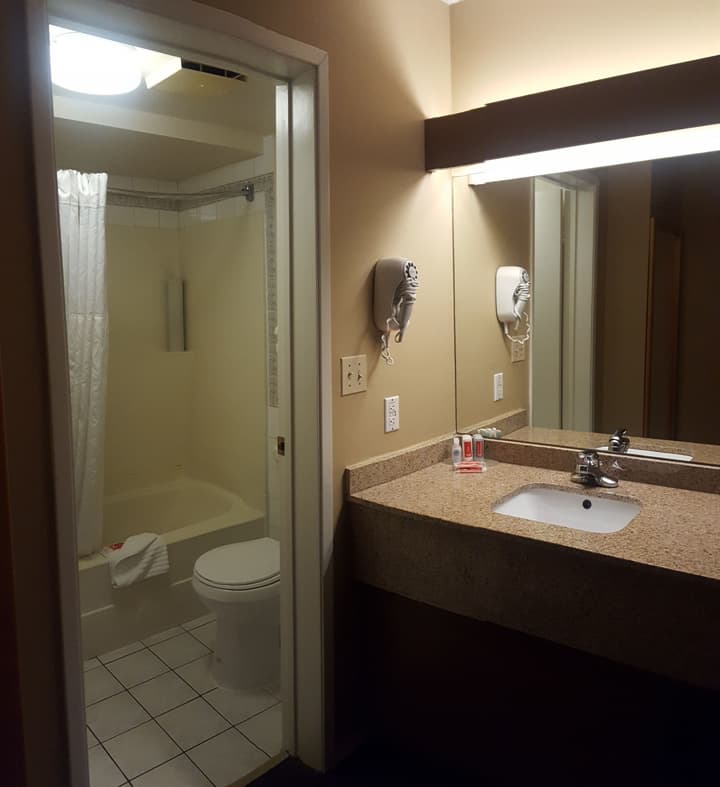 Econo Lodge Inn & Suites North Vancouver