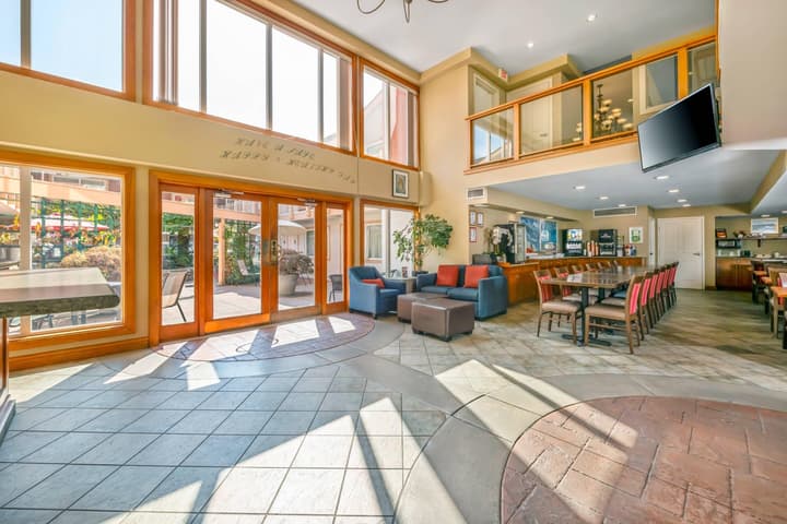 Econo Lodge Inn & Suites North Vancouver