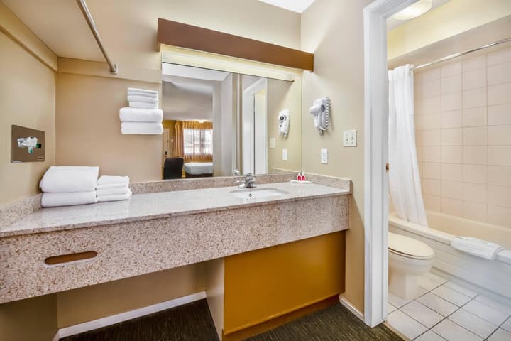 Econo Lodge Inn & Suites North Vancouver