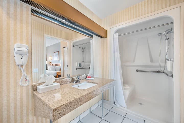 Econo Lodge Inn & Suites North Vancouver
