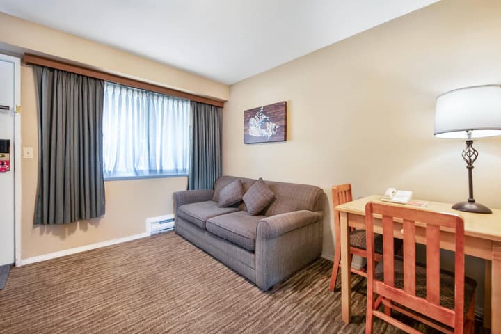 Econo Lodge Inn & Suites North Vancouver