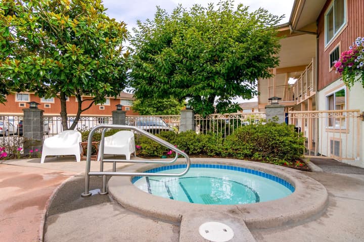 Econo Lodge Inn & Suites North Vancouver