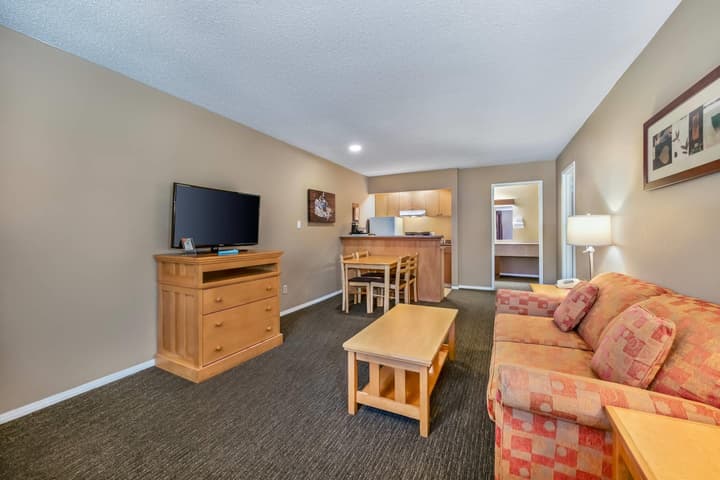 Econo Lodge Inn & Suites North Vancouver