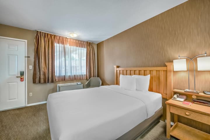 Econo Lodge Inn & Suites North Vancouver