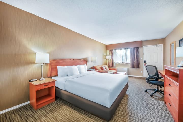 Econo Lodge Inn & Suites North Vancouver