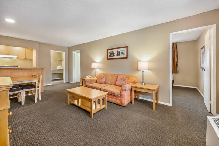 Econo Lodge Inn & Suites North Vancouver