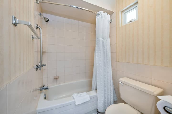 Econo Lodge Inn & Suites North Vancouver