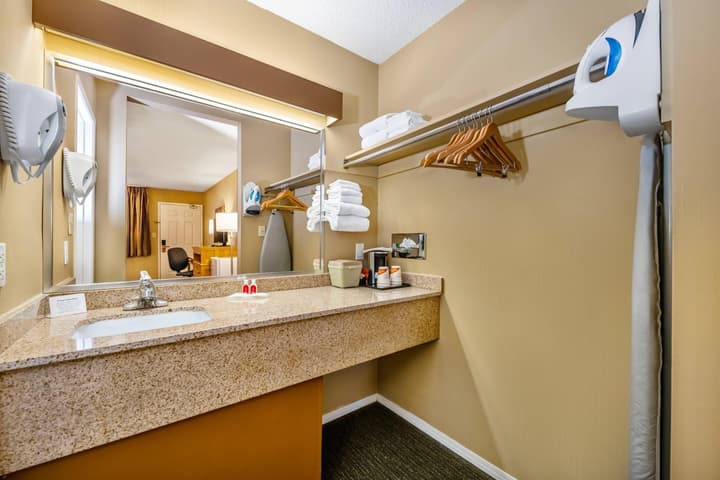 Econo Lodge Inn & Suites North Vancouver