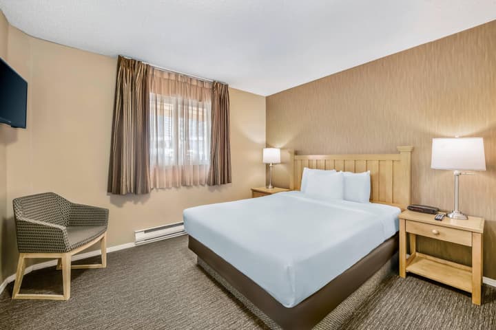 Econo Lodge Inn & Suites North Vancouver