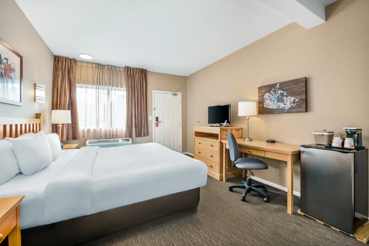 Econo Lodge Inn & Suites North Vancouver