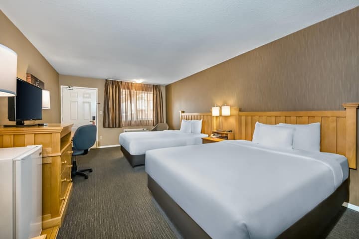 Econo Lodge Inn & Suites North Vancouver