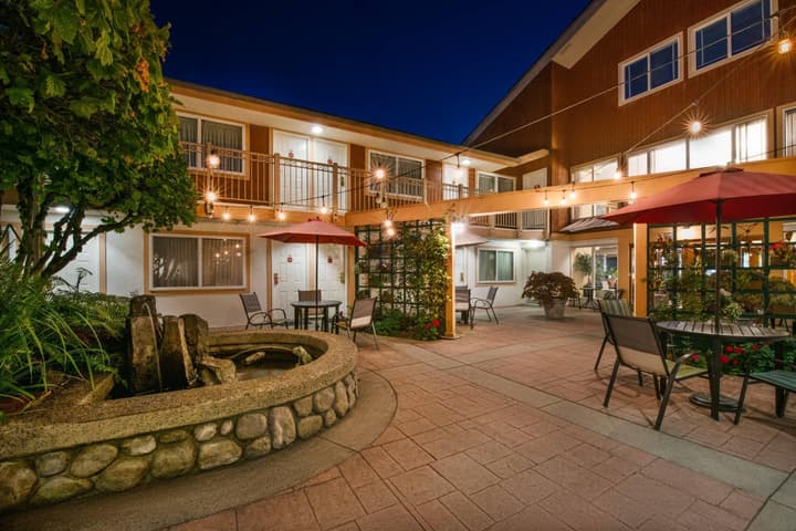 Econo Lodge Inn & Suites North Vancouver