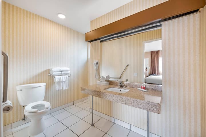 Econo Lodge Inn & Suites North Vancouver