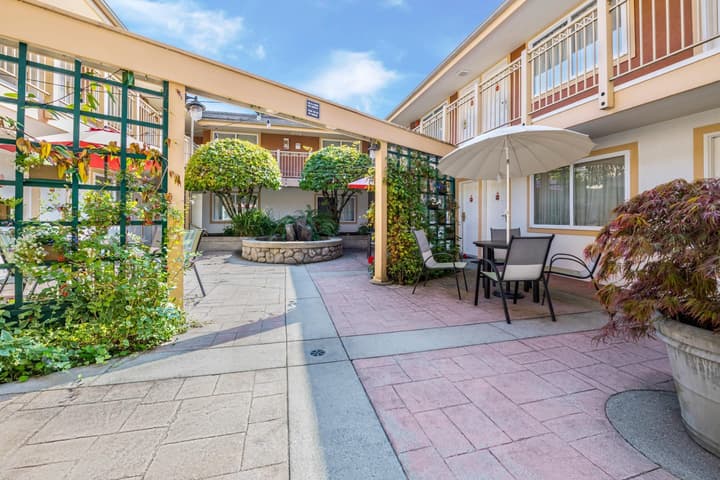 Econo Lodge Inn & Suites North Vancouver