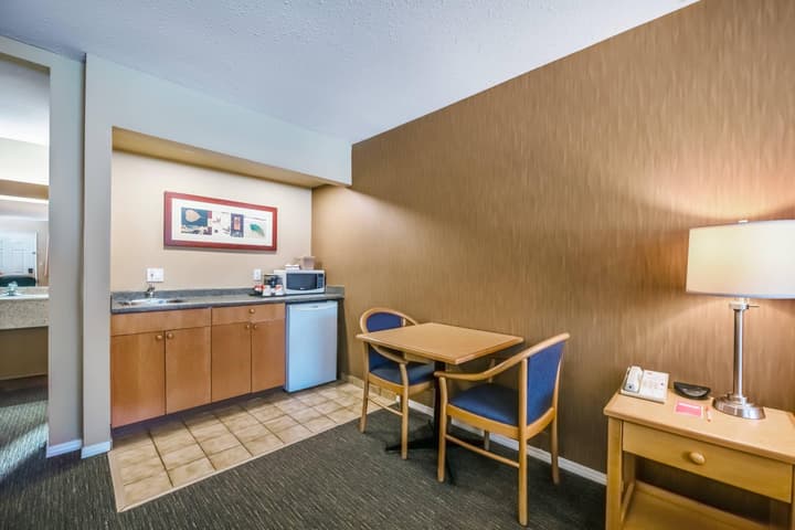 Econo Lodge Inn & Suites North Vancouver