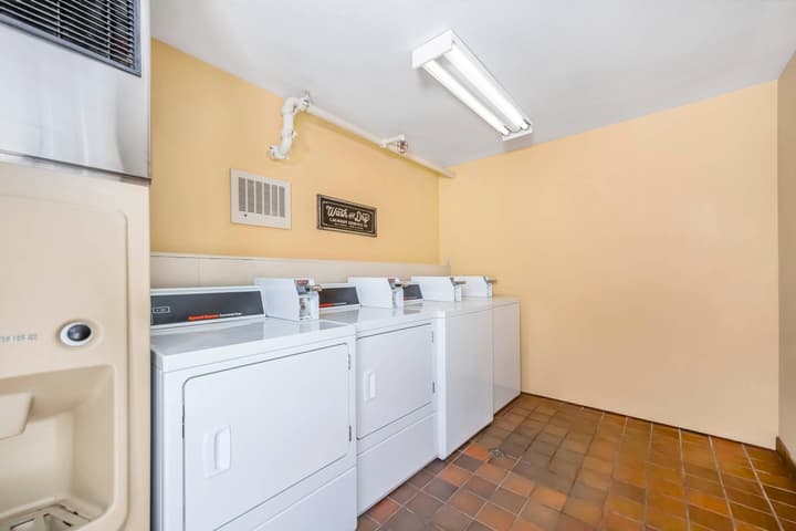 Econo Lodge Inn & Suites North Vancouver