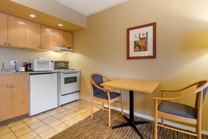 Econo Lodge Inn & Suites North Vancouver