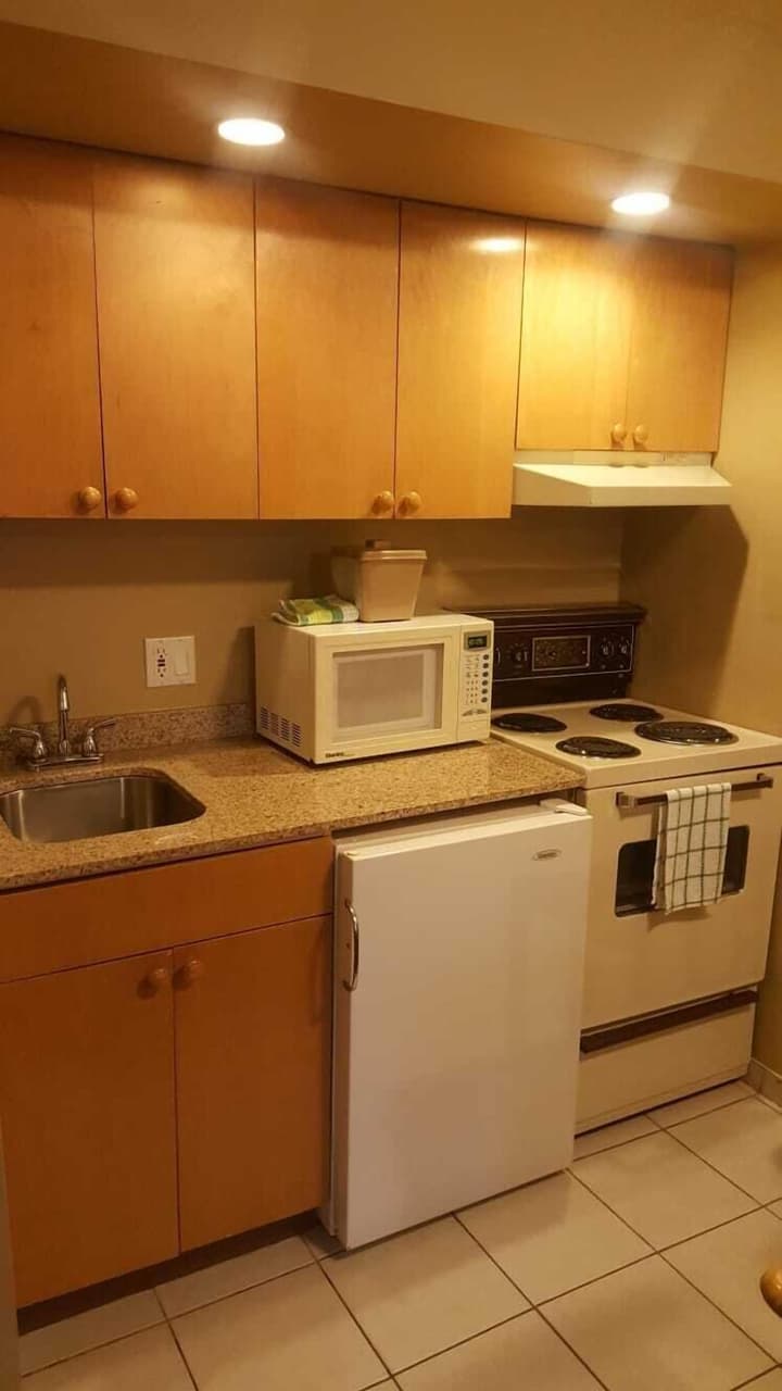 Econo Lodge Inn & Suites North Vancouver