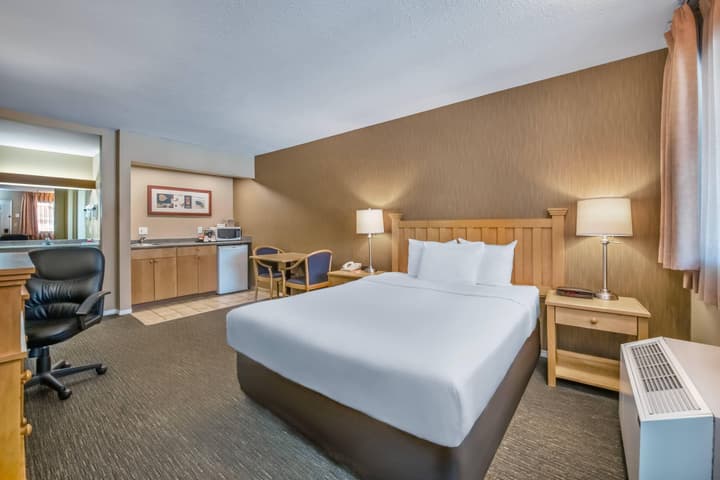 Econo Lodge Inn & Suites North Vancouver