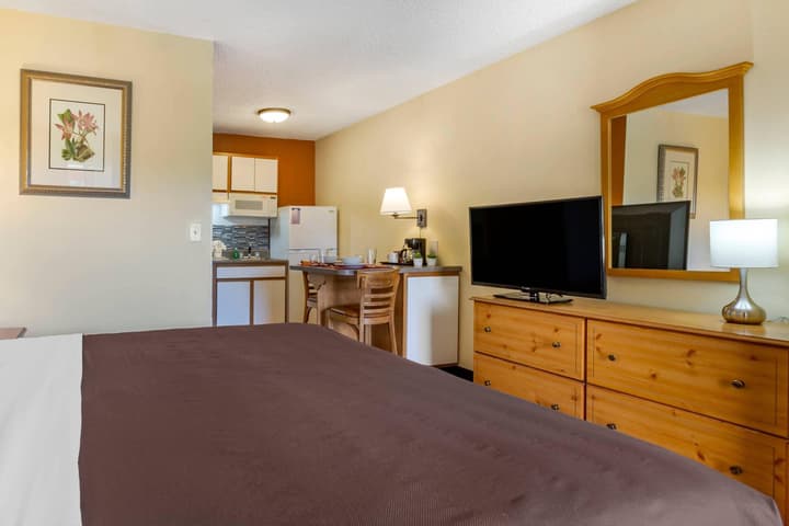 Suburban Studios Albuquerque Uptown