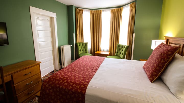 James Bay Inn Hotel & Suites