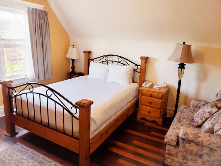 James Bay Inn Hotel & Suites