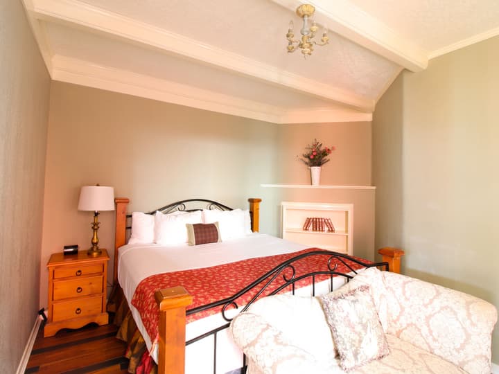 James Bay Inn Hotel & Suites