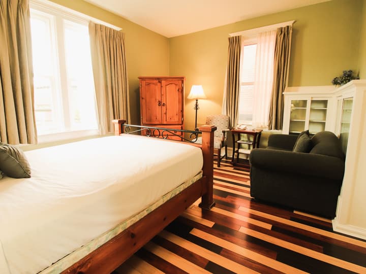 James Bay Inn Hotel & Suites