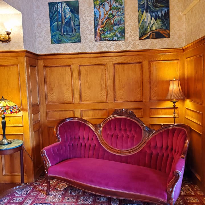 James Bay Inn Hotel & Suites