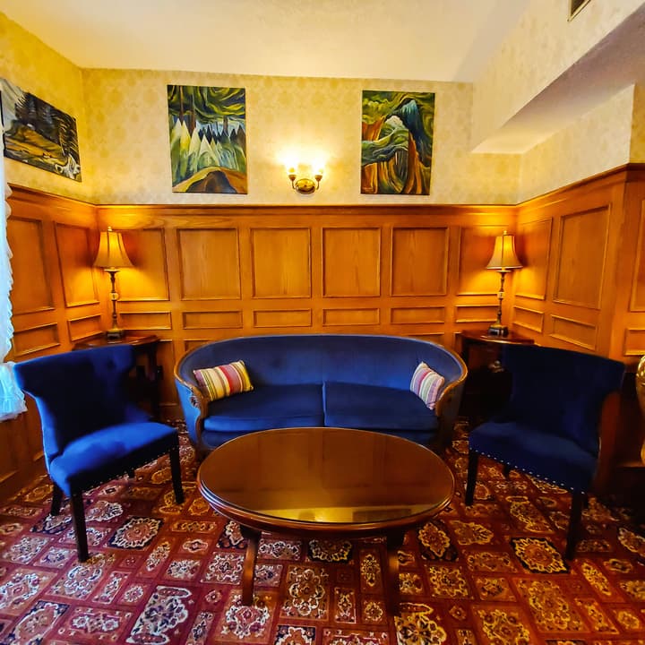 James Bay Inn Hotel & Suites