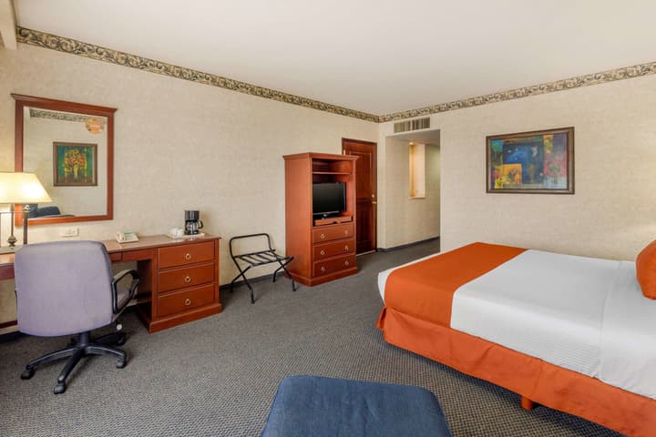 Quality Inn Monterrey La Fe
