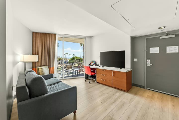 Shore Hotel