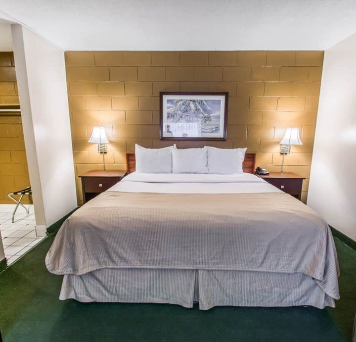 Econo Lodge Cocoa Beach - near the Port