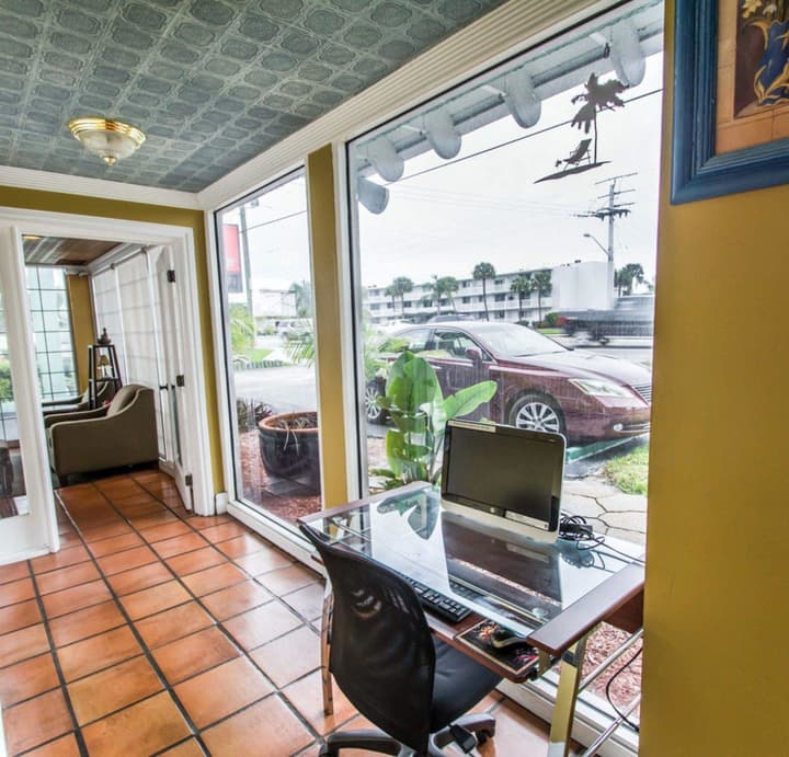 Econo Lodge Cocoa Beach - near the Port