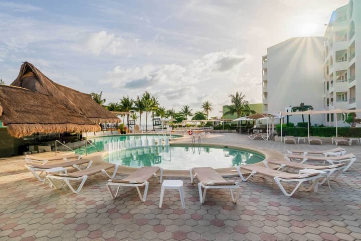 Aquamarina Beach Hotel