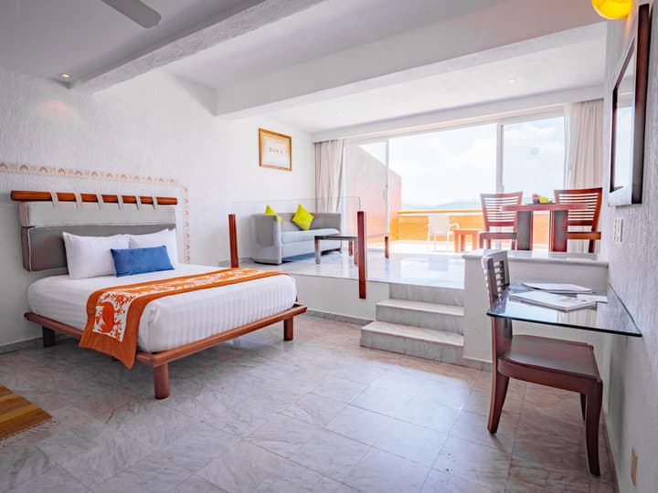 Las Brisas Huatulco – All Inclusive