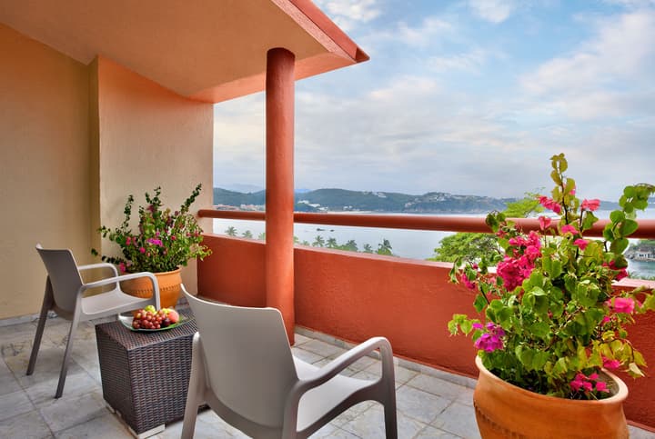 Las Brisas Huatulco – All Inclusive
