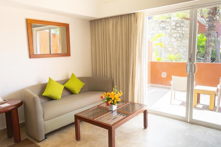 Las Brisas Huatulco – All Inclusive