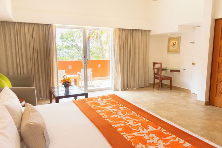 Las Brisas Huatulco – All Inclusive
