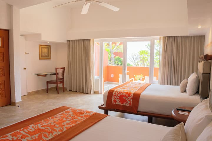 Las Brisas Huatulco – All Inclusive