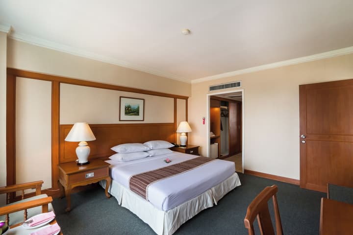 Bangkok Palace Hotel